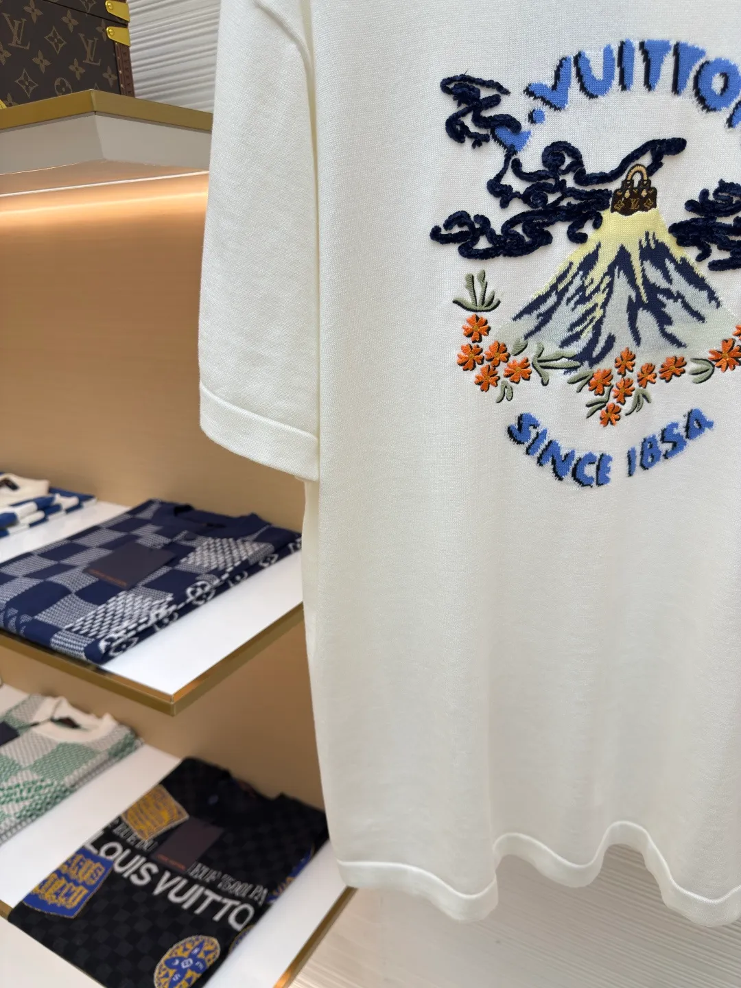 LOUIS VUITTON Nigo co-branded volcano embroidered knitted short-sleeved T-shirt ●Authentic product: Purchased and developed for 10999 ●Item number: 1680108-A90 ●Fabric: Pure cotton ribbed fabric ●Technology: Knitted production ●Version: Fitted version ●Weight: about 240 grams ●Size: XS-S-M-L ●Description: Pharrell William and Nigo dance together at the autumn and winter show. A Monogram handbag emerges from a volcano, surrounded by Louis Vuitton elements and cherry blossoms. This image is intarsia and embroidered on the chest of this sweater. Short-sleeved T-shirts for men and women cut from soft cotton in a round-neck style. The overall wiring is straight and delicate, the fabric is comfortable and soft, and the color is consistent without color difference. It can be matched with the same style to create a fashionable look and control various occasions. Customized accessories, complete with three standards, same style for men and women!